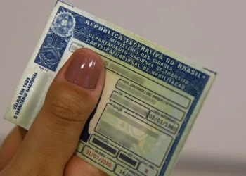 Nova exigência para manter a CNH ativa é cobrada de idosos com 70 anos ou mais