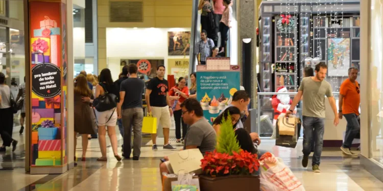 Enquanto Brasil promete acabar com a escala 6×1, país latino-americano pode dar adeus à redução na jornada de trabalho