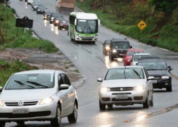 Como funciona a Lei do Farol que já está em vigor e ainda pega motoristas desprevenidos com multa de R$ 130,16