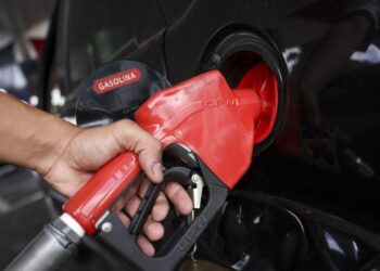 Maior posto de gasolina do mundo com 120 bombas, 18 estações de carregamento e 700 vagas para carros está perto de ser construído