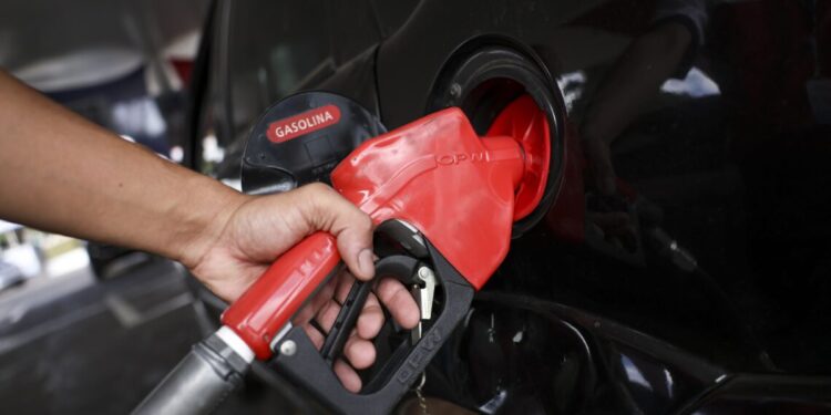 Maior posto de gasolina do mundo com 120 bombas, 18 estações de carregamento e 700 vagas para carros está perto de ser construído