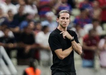 Atacante fora dos planos há quase 1 ano pode voltar a jogar pelo Flamengo como volante