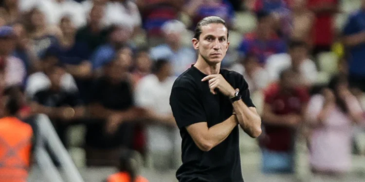 Atacante fora dos planos há quase 1 ano pode voltar a jogar pelo Flamengo como volante