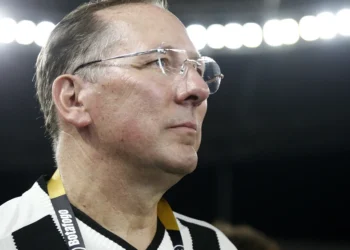 John Textor faz a limpa no Botafogo e aceita vender jogador ao Flamengo por R$ 156 milhões