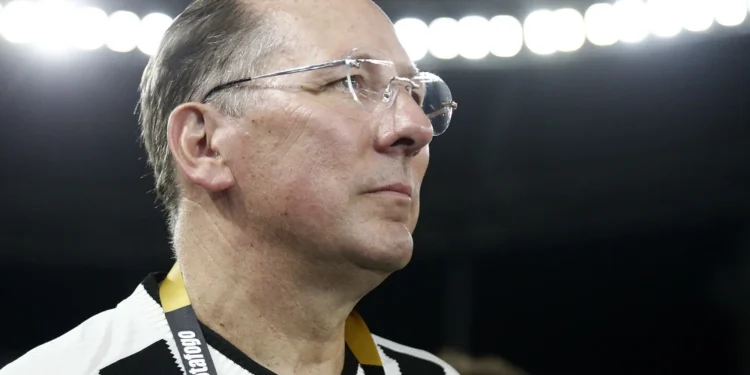 John Textor faz a limpa no Botafogo e aceita vender jogador ao Flamengo por R$ 156 milhões