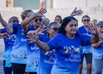 Idosos são alertados sobre o hábito mais agressivo para o enfraquecimento dos ossos