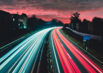 Rodovia futurista permite que carros elétricos sejam carregados enquanto trafegam sobre ela