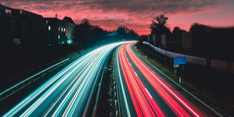 Rodovia futurista permite que carros elétricos sejam carregados enquanto trafegam sobre ela