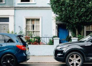 Lei determina o que acontece com quem estaciona veículos na frente da própria garagem