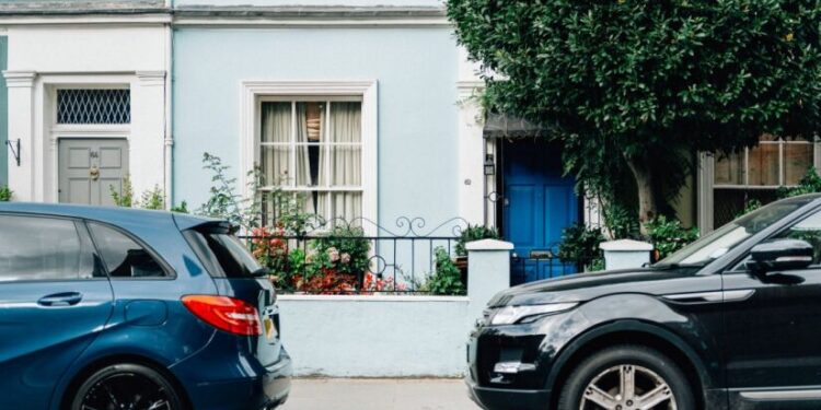 Lei determina o que acontece com quem estaciona veículos na frente da própria garagem