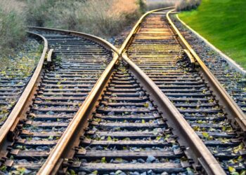 Nova ferrovia de R$ 11 bilhões com 29 túneis e 50 pontes vai ligar parceiro do Brasil a dois países