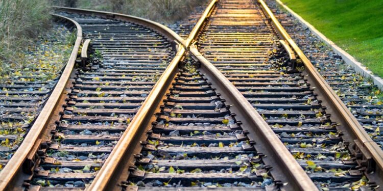 Nova ferrovia de R$ 11 bilhões com 29 túneis e 50 pontes vai ligar parceiro do Brasil a dois países