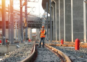 ferrovia em construção