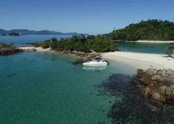 Cidade tratada como Caribe Brasileiro tem 365 ilhas paradisíacas com mar cristalino