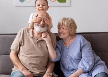 Neto que mora com os avós tem direito à herança igual aos filhos no Brasil?