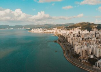 Cidade mais antiga de Santa Catarina vê população aumentar 1229% com invasão de turistas em 2026