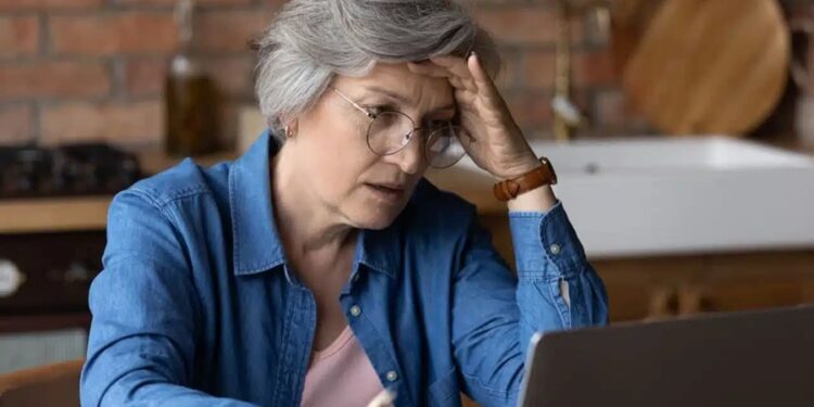 Golpe que usa o nome do INSS para enganar idosos no Brasil vira alerta nacional