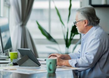 Profissões que pagam um bom salário e são ótimas para recomeçar após os 60 anos