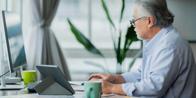 Profissões que pagam um bom salário e são ótimas para recomeçar após os 60 anos