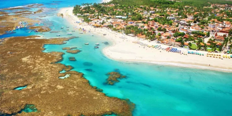 Praia mais acolhedora do mundo fica no Brasil e tenta reconquistar turistas após agressões serem registradas