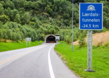 Maior túnel do mundo deixa motoristas no escuro por 24,5 km e quase 30 minutos sem contato externo