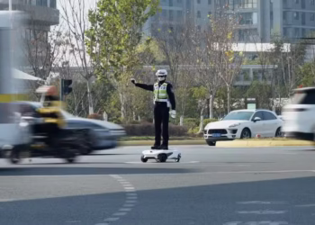 Polícia usa tecnologia a seu favor e robôs serão responsáveis por identificar infrações de trânsito para aplicar multas neste país