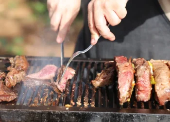 Quem fizer churrasco e deixar garrafas de vidro na praia vai tomar multa nesta cidade