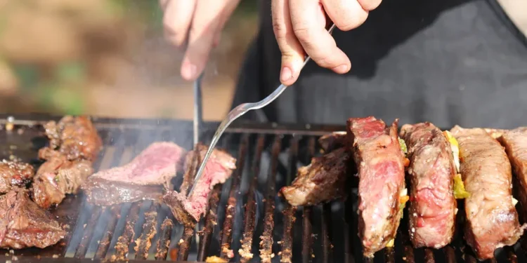 Quem fizer churrasco e deixar garrafas de vidro na praia vai tomar multa nesta cidade