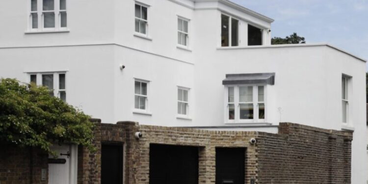 Cantor queridinho do momento convenceu 4 vizinhos a venderem suas propriedades para construir mega mansão de R$ 215 milhões