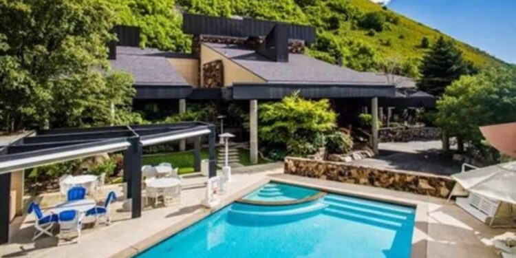 Cantor famoso no Brasil inteiro acumula fortuna de R$ 268 milhões e tem mansão em terreno de 4.000 m² mesmo com pouco tempo de carreira