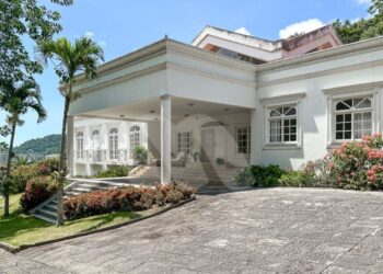 Mansão de Renato Aragão com quadra de tênis e heliponto tem 3 mil metros quadrados, mas virou dor de cabeça