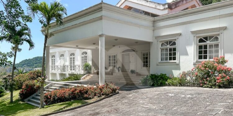 Mansão de Renato Aragão com quadra de tênis e heliponto tem 3 mil metros quadrados, mas virou dor de cabeça