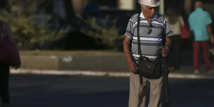 Novas regras para aposentadoria estão em vigor e aumento na idade mínima é confirmado