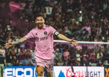 Enquanto Pelé foi garoto-propaganda da Honda CG, Messi inaugurou o maior navio de cruzeiro da história com peso de 5 Titanics