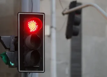 Semáforo da faixa azul já começou a funcionar e muitos motoristas ainda cometem erros