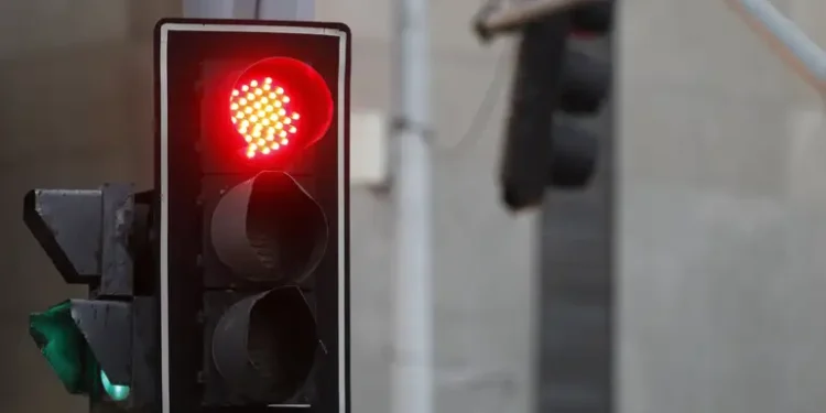 Semáforo da faixa azul já começou a funcionar e muitos motoristas ainda cometem erros