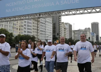 Caminhada do fazendeiro vira nova tendência para quem deseja melhorar força e equilíbrio