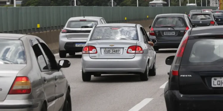 Governo brasileiro pode obrigar montadoras a fabricarem carros mais baratos