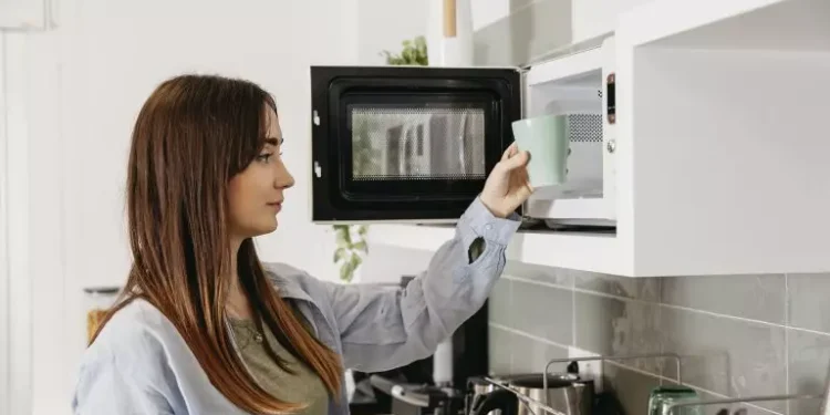 Quem costuma esquentar água ou leite no micro-ondas pode estar correndo um grande risco