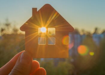 Tecnologia que está tomando conta das casas brasileiras para gerar energia  promete ficar 30% mais cara em 2026