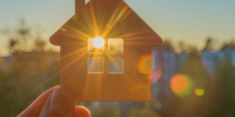 Tecnologia que está tomando conta das casas brasileiras para gerar energia  promete ficar 30% mais cara em 2026