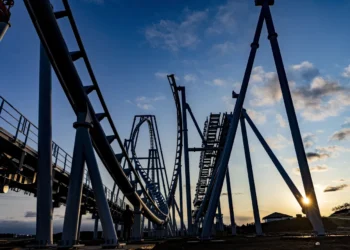 Montanha-russa mais alta e rápida da América Latina está pronta e fica no Brasil