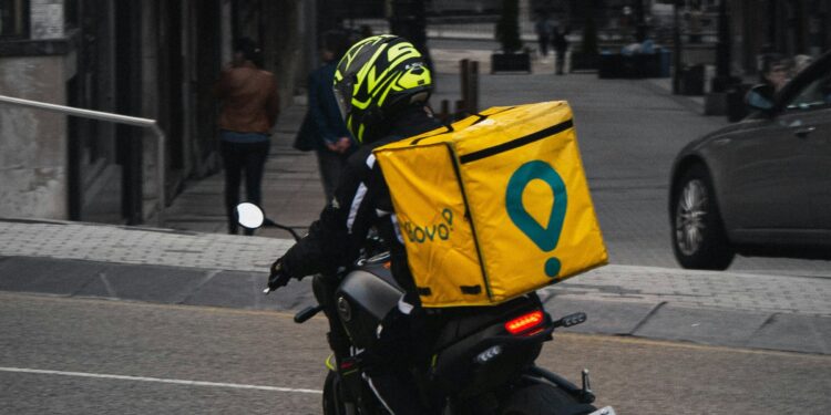 Nova lei começa a valer e entregadores estão proibidos de entrar em condomínios nesta cidade brasileira