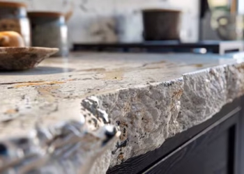 Mármore e granito estão dando espaço a nova tendência que promete reinar nas cozinhas em 2026