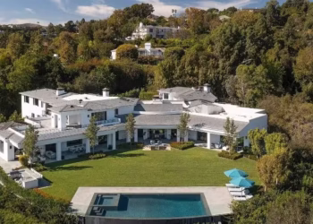 Casal de atores famosos tem mansão avaliada em R$ 270 milhões com 12 quartos e 24 banheiros