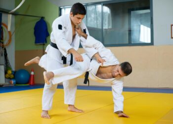 Galã de novelas deixou a Globo para se dedicar ao jiu-jitsu e agora ganha R$ 700 por mês de quase 1.000 alunos