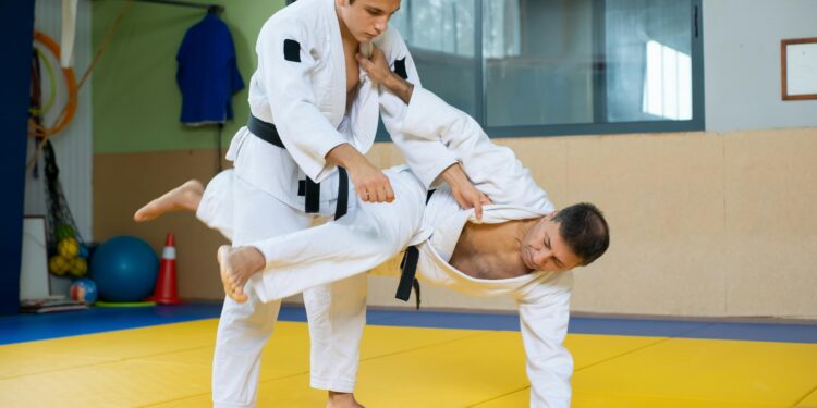 Galã de novelas deixou a Globo para se dedicar ao jiu-jitsu e agora ganha R$ 700 por mês de quase 1.000 alunos