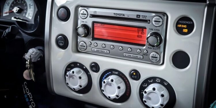 Adeus ao rádio: nova tecnologia permite conectar o celular até em carro antigo