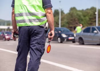 Motorista que divulgar blitz policial agora pode levar multa de até R$ 187 mil como infração grave neste país