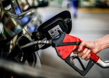 Gasolina mais barata vai começar a ser vendida no Brasil a partir desta terça-feira (27)